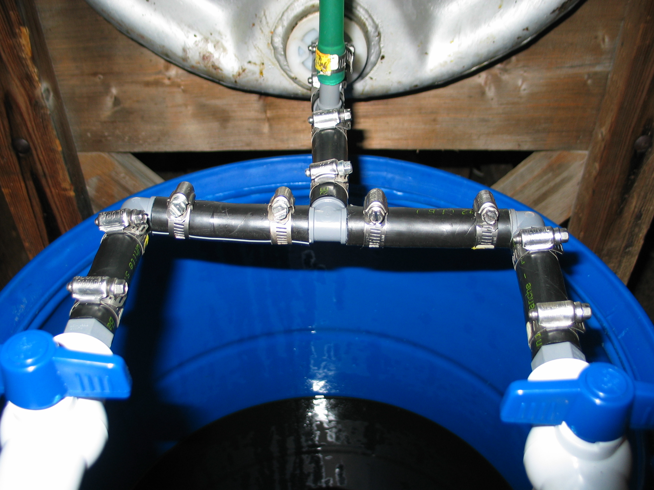 Remplissage des barils pour lavage d'huile